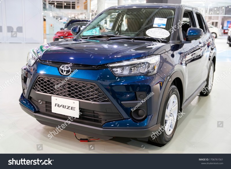 Daihatsu Rocky Harga Toyota Raize 2020